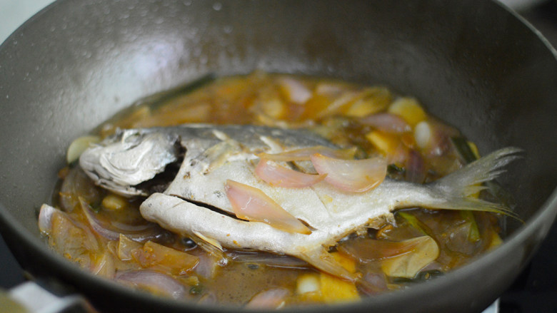 洋葱烧鲳鱼,倒入水，煮开后转小火焖煮约10分钟