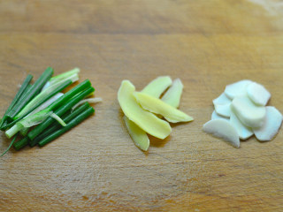 洋葱烧鲳鱼,葱切段，姜蒜切片