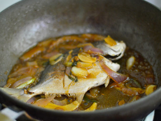 洋葱烧鲳鱼,之后将鲳鱼翻个面，调入少许糖，开大火收汁，一边收一边将汤汁往鱼身上浇