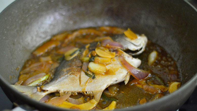 洋葱烧鲳鱼,之后将鲳鱼翻个面，调入少许糖，开大火收汁，一边收一边将汤汁往鱼身上浇