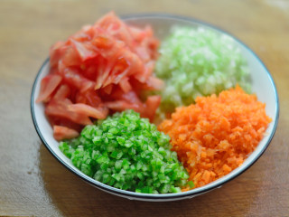 杂蔬肉酱意面,番茄去皮切丁，西芹、胡萝卜、青椒全部切小丁