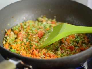 杂蔬肉酱意面,再加入胡萝卜、西芹和青椒，翻炒均匀