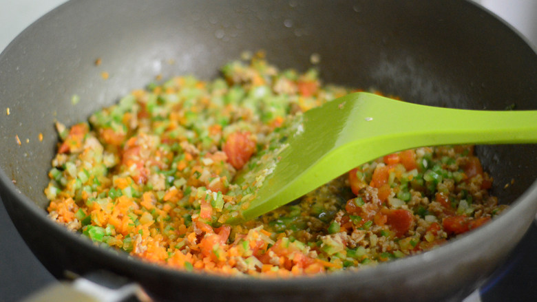 杂蔬肉酱意面,再加入胡萝卜、西芹和青椒，翻炒均匀