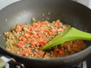 杂蔬肉酱意面,接着放入番茄，翻炒出汁
