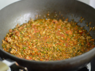 杂蔬肉酱意面,翻炒均匀后倒入少许水，煮开