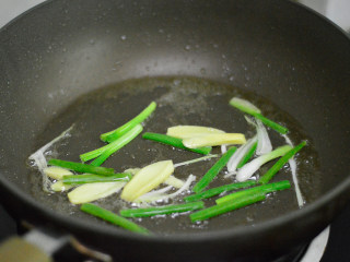 香煎黄脚立,用锅里的底油爆香姜葱