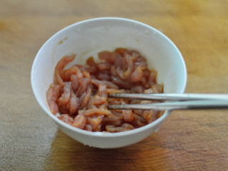 西芹胡萝卜肉丝,用少许酱油、料酒、淀粉拌匀腌制一会