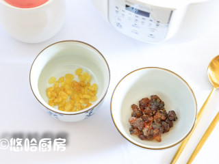 桃胶皂角米炖牛奶,准备桃胶、皂角米，这2种食材需要提前12个小时浸泡上，而且一定要彻底泡透无硬芯才可以。