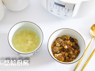 桃胶皂角米炖牛奶,浸泡后的皂角米膨胀的很大，而且很有黏性，桃胶浸泡后要去掉里面的杂质等，要彻底洗净。