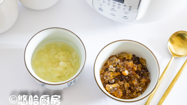 桃胶皂角米炖牛奶,浸泡后的皂角米膨胀的很大，而且很有黏性，桃胶浸泡后要去掉里面的杂质等，要彻底洗净。