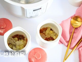 桃胶皂角米炖牛奶,小炖盅中放入桃胶、皂角米、冰糖，冰糖的用量根据自己的口感来添加。