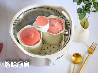 桃胶皂角米炖牛奶,桃花盏中放入蒸架，再放入小炖盅（盖好盖子），盖好桃花盏的盖子，从这个角度看很美是不是。