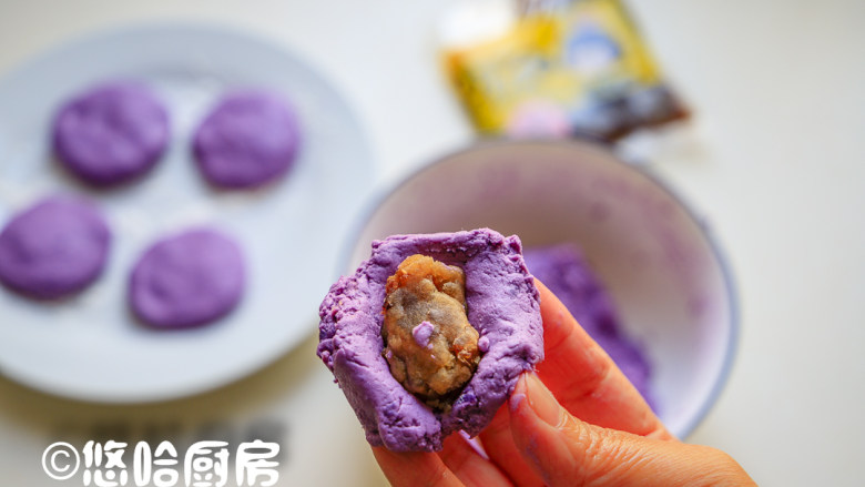 奶香紫薯糯米饼,用手抓一块面团，包入适量的馅料，捏紧收口，压扁成小饼。