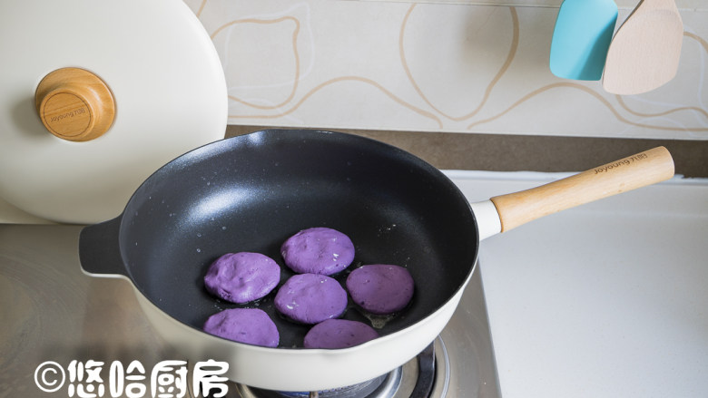 奶香紫薯糯米饼,起锅，放入少许的<a style='color:red;display:inline-block;' href='/shicai/ 857'>植物油</a>，放入糯米饼小火煎。