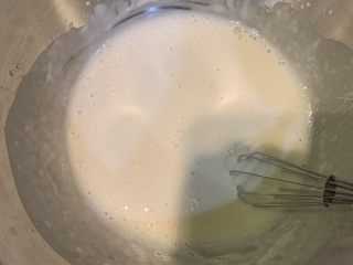 鸡蛋饼,加入2:1的水。水2，面粉1，搅拌均匀