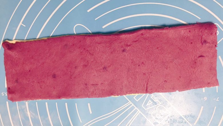 宝宝零食系列～旋风小饼干,取出两个面团，分别用擀面杖擀成薄片，紫色在上两片面片重叠。