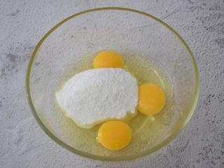 芝士贝壳玛德琳蛋糕,鸡蛋打入盆中，加入糖粉