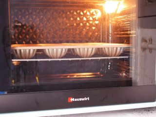 芝士贝壳玛德琳蛋糕,放入预热好的海氏烤箱，上下火175度中层烤15分钟，烤好取出趁热脱模晾凉