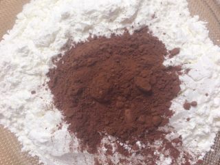 宝宝零食系列～咖啡豆饼干,可可粉跟低筋面粉一起过筛到糊糊中