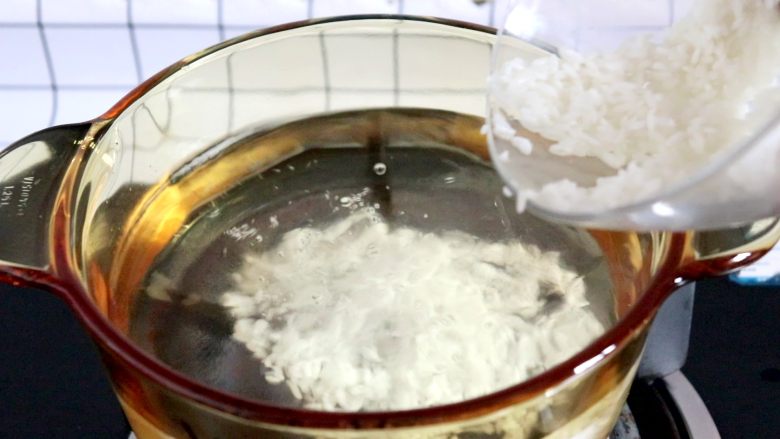 杂蔬肉松粥,大米倒在盛有干净清水的锅中
tips：我这里是冷水