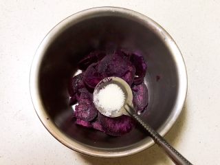 双色暑香汤圆,在蒸熟的紫薯里加入5克白砂糖，压成细腻的紫薯泥