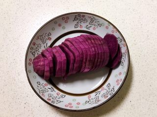 双色暑香汤圆,紫薯削皮，切成薄片，上锅蒸熟