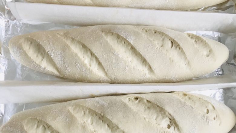 法式面包🥖,将面包取出斜向划几个刀口。预热烤箱。