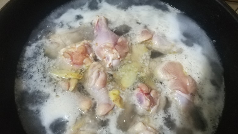 炸鸡腿,锅中倒水 烧热 把鸡腿倒进去切两片姜一起放进去煮两三分钟焯水 