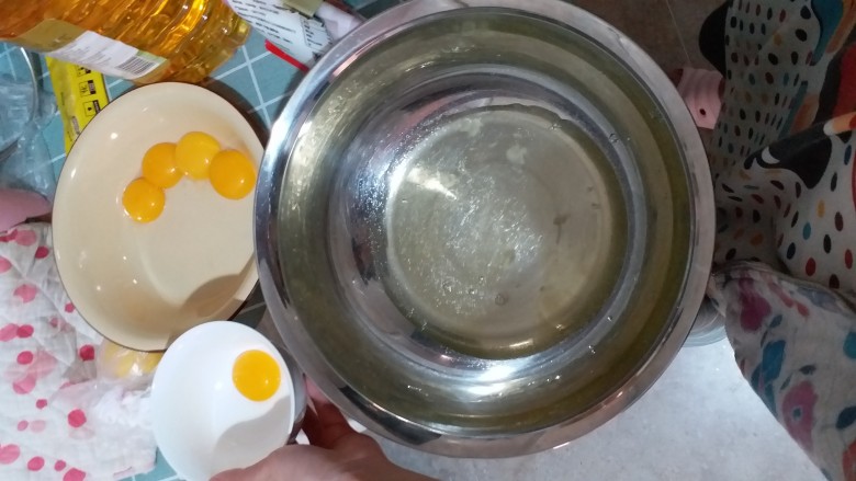 果味戚风,蛋清蛋黄分离，在碗里放一只蛋黄，如果你不小心蛋黄全散了，可以倒一点蛋黄液出来，只是为了催化<a style='color:red;display:inline-block;' href='/shicai/ 140122'>玉米油</a>和果汁的乳化。