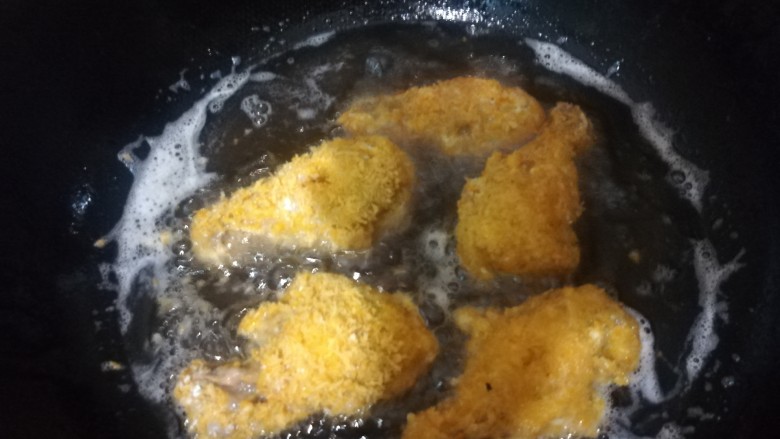 炸鸡腿,锅中倒入油烧热 把裹好的鸡腿放进去炸 