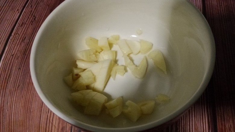 家常窝瓜炖土豆,然后切点蒜片。