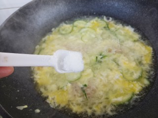 黄瓜火腿肠鸡蛋汤,再放两勺盐