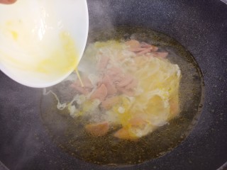 黄瓜火腿肠鸡蛋汤,倒入搅拌好的鸡蛋液
