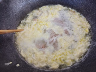 黄瓜火腿肠鸡蛋汤,用筷子快速打散