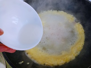 黄瓜火腿肠鸡蛋汤,再倒入水淀粉