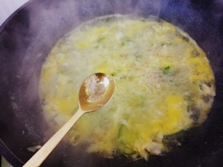 黄瓜火腿肠鸡蛋汤,半勺味精