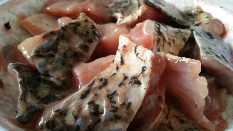 快手酸菜鱼,草鱼或者鲤鱼剁成块儿或片成片直接腌制（可以取酸菜鱼里面的腌料包）