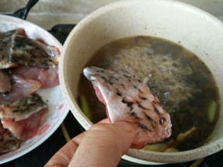 快手酸菜鱼,把腌好的鱼肉放进去煮