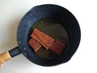 椰香千层马蹄糕,红糖块和160克清水倒入锅中。