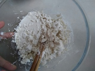 椰香千层马蹄糕,倒入水后搅拌一下，让马蹄粉充分吸收水分。