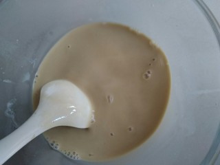 椰香千层马蹄糕,煮至红糖融化的红糖水，趁热加入两勺步骤六的马蹄粉浆，迅速搅拌，再将剩余的马蹄粉浆倒入，拌匀成红糖粉浆。