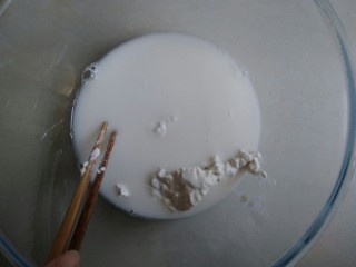 椰香千层马蹄糕,将椰浆炼奶液倒入步骤五中剩余的110克的马蹄浓浆里拌均匀成椰香粉浆。