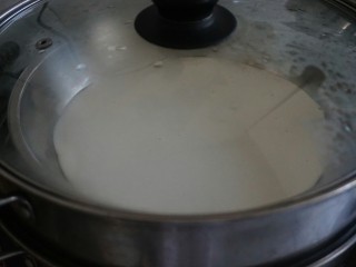 椰香千层马蹄糕,再勺入一勺椰浆粉浆蒸五分钟，依次间隔中，最后一层也是红糖粉浆，蒸的时间相对延长。