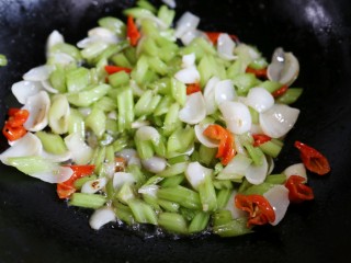 美食丨西芹百合炒腰果，秋季养生健康菜代表～,放入百合迅速翻炒。
