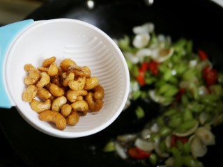 美食丨西芹百合炒腰果，秋季养生健康菜代表～,洒上放凉的腰果。