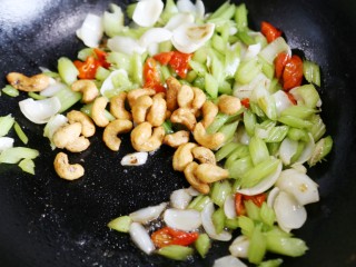 美食丨西芹百合炒腰果，秋季养生健康菜代表～,炒匀后迅速出锅。