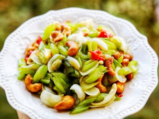美食丨西芹百合炒腰果，秋季养生健康菜代表～,成品。