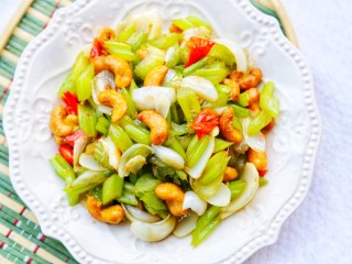 美食丨西芹百合炒腰果，秋季养生健康菜代表～,开动吧！