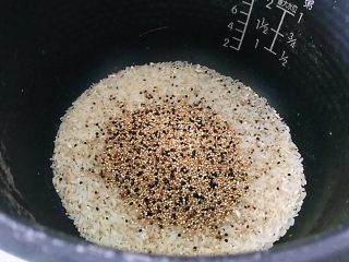 藜麦红薯米饭，不只是营养价值翻10倍，更重要的是非常好吃,大米藜麦清洗干净，放进电饭煲，加入适量水没过。