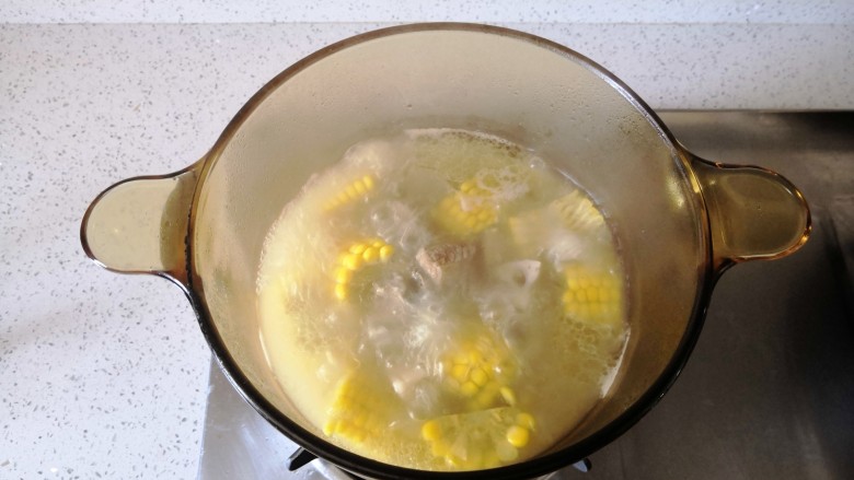玉米莲藕排骨汤,炖好的排骨汤。